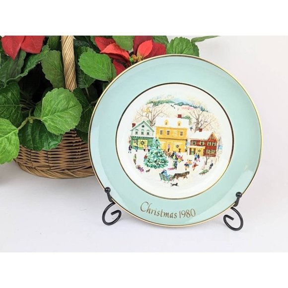 Vtg 1980 Christmas Porcelain Avon Collectible Plate Gold Trim Wedgwood England - Picture 2 of 8